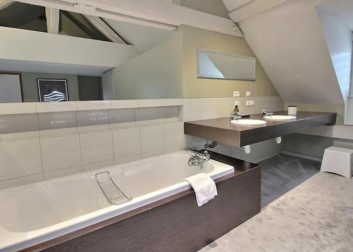 Maison De Caractere Avec Jacuzzi Et Parking A Deux Pas Du Centre Historique De - Fr-1-722-3